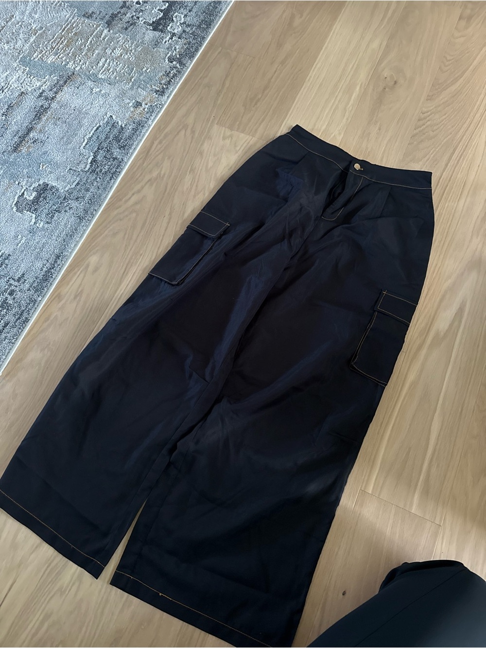 Womens Wide-Leg Cargo Pants in Black